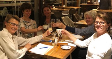 Foto: Nicoline, Cassandra, Tülay, Els en Irena proosten op de enthousiaste samenwerking van onze clubs.